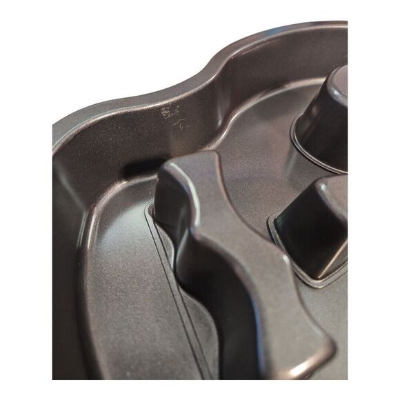 Wilton Halloween Skull Skeleton Sugar Skull Cake Pan Metal Non Stick 12 x 9.5" - Picture 4 of 9